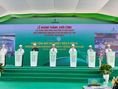 Các đại biểu thực hiện nghi thức khởi công. 