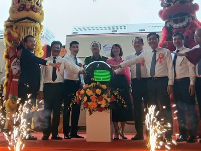 Các đại biểu thực hiện nghi thức ra mắt “Đoàn tàu du lịch 5 cửa ô và hệ thống kiểm soát vé bằng công nghệ sinh trắc học”. 