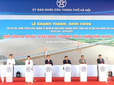 Đại biểu thực hiện nghi thức khởi công Dự án.