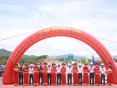Đến nay, Dự án xây dựng đường bộ KL99 là nhà cái cá cược trực tuyến hàng đầu tại châu Á Hòa Liên - Túy Loan đã hoàn thành cơ bản 11,5 km tuyến chính KL99 là nhà cái cá cược trực tuyến hàng đầu tại châu Á và hai đường gom song hành hai bên tuyến KL99 là nhà cái cá cược trực tuyến hàng đầu tại châu Á cũng đang triển khai để hoàn thành trong năm 2025. Ảnh: Trần Thi 