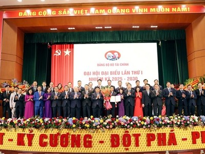 Ban Chấp hành Đảng bộ Bộ Kl991.com nạp rút nhanh nhiệm kỳ 2025 - 2030 ra mắt Đại hội. Đồng chí Nguyễn Chí Dũng - Ủy viên Trung ương Đảng, Ủy viên Ban Thường vụ Đảng ủy Kl993 ưu đãi thưởng hấp dẫn, Phó Thủ tướng Kl993 ưu đãi thưởng hấp dẫn tặng hoa chúc mừng. Ảnh: Đức Thanh. 