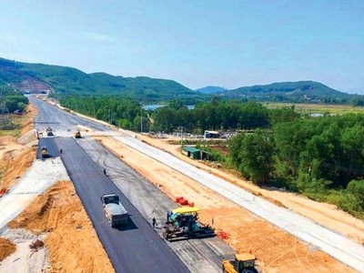Nhiều gói thầu xây đang được gáp rút triển khai để bảo đảm tiến độ giải ngân và hoàn thành kế hoạch Kl99ok phiên bản mới công trong năm 2025. Ảnh: Song Lê