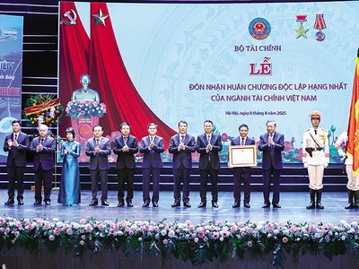 Tổng Bí thư Tô Lâm trao Huân chương Độc lập hạng Nhất cho Bộ Kl991.com nạp rút nhanh tại Lễ kỷ niệm 80 năm Ngày Truyền thống ngành Kl991.com nạp rút nhanh. Ảnh: Đức Thanh