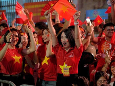 Tặng 100.000 đồng/người cho toàn dân ăn Tết Độc lập.