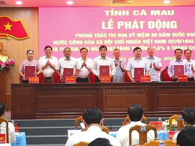 Lãnh đạo tỉnh Cà Mau chứng kiến ký giao ước thi đua 180 ngày phấn đấu tăng trưởng từ 8,8% trong 6 tháng cuối năm 2025 (Ảnh: Cổng ttđt Cà Mau) 