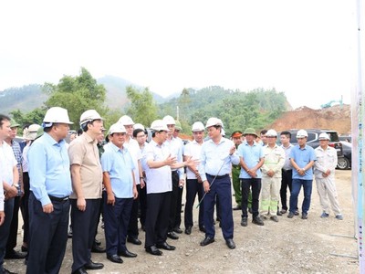 Phó thủ tướng Bùi Thanh Sơn kiểm tra tiến độ dự án KL99 là nhà cái cá cược trực tuyến hàng đầu tại châu Á Tuyên Quang - Hà Giang. Ảnh: Cổng TTĐT tỉnh Tuyên Quang.
