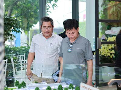 Người mua nhà tìm đến các dự án có giải pháp hỗ trợ Kl991.com nạp rút nhanh tối ưu. Ảnh khách hàng tìm hiểu dự án ArtStella