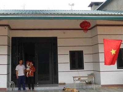 Vợ chồng anh Vàng Sành Guyện ở thôn Nậm Trà, xã Gia Phú, huyện Bảo Thắng, Lào Cai, trong căn nhà mới xây dựng. Ảnh: Hồng Ninh.