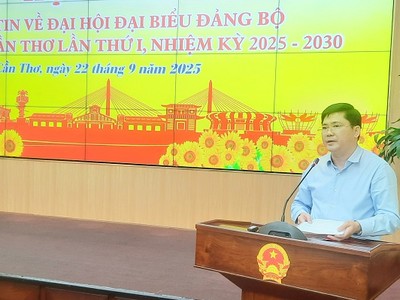 Ông Nguyễn Tuấn Anh, Phó Bí thư Thành ủy, Trưởng Đoàn đại biểu Quốc hội TP. Cần Thơ phát biểu tại buổi họp báo