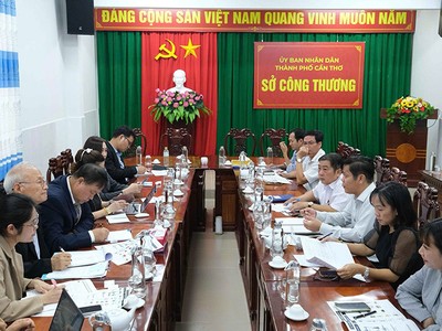 Sở Công thương và lãnh đạo ban ngành của TP. Cần Thơ làm việc với nhà Kl99ok phiên bản mới Hàn Quốc. Ảnh: Thanh Liêm