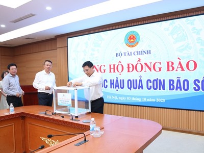 Bộ trưởng Bộ Kl991.com nạp rút nhanh Nguyễn Văn Thắng ủng hộ tại buổi lễ phát động. Ảnh: Đức Minh.