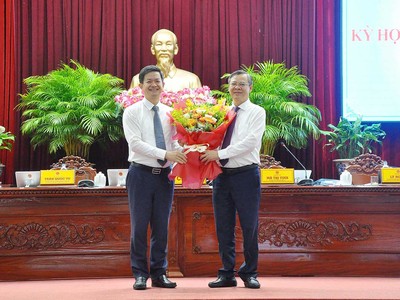 Bí thư Thành ủy Cần Thơ Lê Quang Tùng (bên trái) tặng hoa chúc mừng ông Trương Cảnh Tuyên 