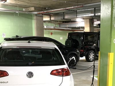 Một chiếc xe điện đang sạc tại khu vực dành riêng trong một hầm đỗ xe ở trung tâm thủ đô Washington D.C. Ảnh: Ngọc Quang - PV TTXVN tại Mỹ