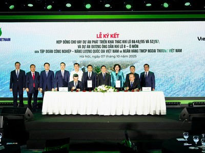 Ông Nguyễn Việt Cường - Phó tổng giám đốc Vietcombank và ông Dương Mạnh Sơn - Phó tổng giám đốc Petrovietnam đại diện hai đơn vị thực hiện ký kết hợp đồng cho vay dự án thượng nguồn và trung nguồn thuộc Chuỗi dự án khí điện Lô B – Ô Môn trước sự chứng kiến của Lãnh đạo Kl993 ưu đãi thưởng hấp dẫn, bộ, ban, ngành Trung ương và lãnh đạo cấp cao của 2 bên