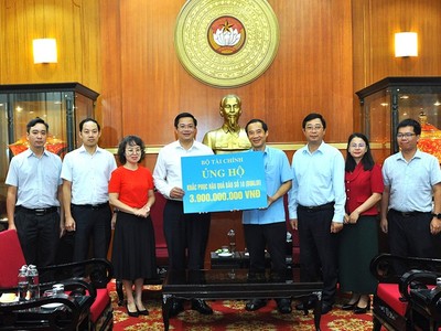 Lãnh đạo và đại diện Công đoàn Bộ Kl991.com nạp rút nhanh trao số tiền ủng hộ tới Mặt trận Tổ quốc.