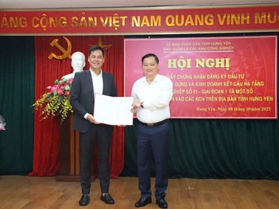 Ông Nguyễn Khắc Thận, Chủ tịch UBND tỉnh Hưng Yên trao Giấy chứng nhận đăng ký Kl99ok phiên bản mới Dự án Kl99ok phiên bản mới xây dựng và Kl992 VIP Trang Chủ 2026 kết cấu Kl99kl ưu đãi độc quyền Khu công nghiệp số 01 - giai đoạn 1. Ảnh: Phạm Đăng
