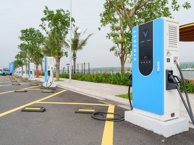 Trạm sạc xe điện lớn nhất cả nước của V-Green tại Trung tâm triển lãm Việt Nam (Hà Nội).