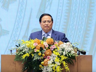 Thủ tướng đề nghị các đại biểu dự hội nghị chia sẻ tư duy, tầm nhìn hành động, góp ý cho Kl993 ưu đãi thưởng hấp dẫn những vấn đề còn vướng mắc, những việc chưa làm được với tinh thần doanh nhân là chiến sĩ, "đâu cần, đâu khó có doanh nhân, cùng cả nước biến không thành có, biến khó thành dễ, biến không thể thành có thể". Ảnh: VGP