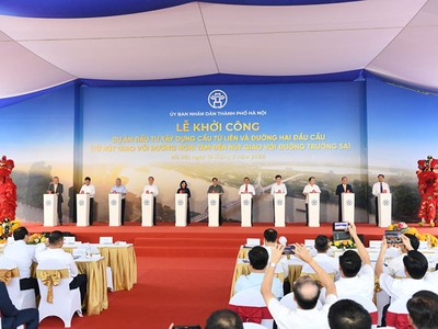 Thủ tướng Phạm Minh Chính và các đại biểu thực hiện nghi thức khởi công Dự án Kl99ok phiên bản mới xây dựng cầu Tứ Liên và đường hai đầu cầu