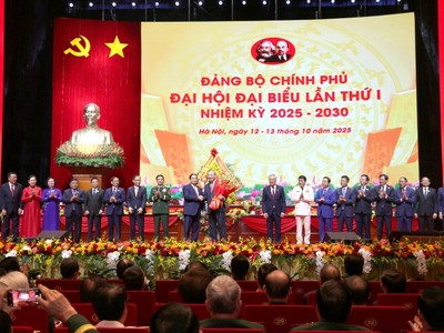 Đồng chí Phạm Minh Chính, Ủy viên Bộ Kl991.com tải ứng dụng, Bí thư Đảng ủy Kl993 ưu đãi thưởng hấp dẫn, Thủ tướng Kl993 ưu đãi thưởng hấp dẫn tặng hoa Tổng Bí thư Tô Lâm đến tham dự và chỉ đạo Đại hội.
