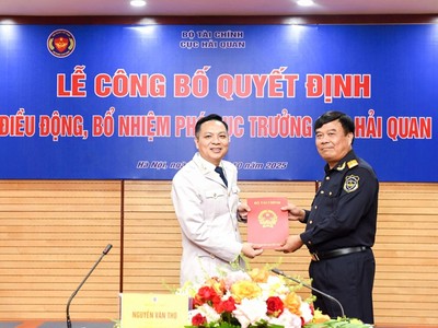 Cục trưởng Cục Hải quan Nguyễn Văn Thọ (bên phải) trao Quyết định cho ông Nguyễn Thành Hưng.