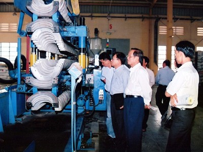 Những năm đầu 1990, hầu hết nhà máy nhựa Việt Nam còn sử dụng thiết bị thủ công, Link Vào Nhà Cái KL99 COM Tặng +199k cũ từ châu Á.