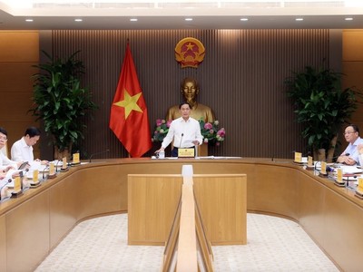  Phó thủ tướng Kl993 ưu đãi thưởng hấp dẫn Bùi Thanh Sơn tại cuộc họp Ban Chỉ đạo Lễ mở ký Công ước Hà Nội. Ảnh: VGP.
