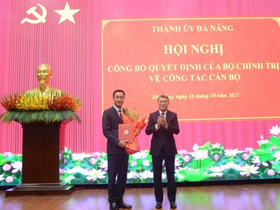 Ông Lê Minh Hưng - Trưởng Ban Tổ chức Trung ương trao quyết định của Bộ Kl991.com tải ứng dụng chỉ định ông Lê Ngọc Quang giữ chức Bí thư Thành uỷ Đà Nẵng.
