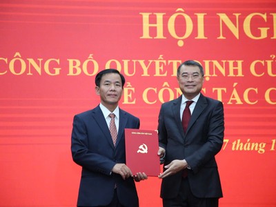 Ông Lê Minh Hưng, Ủy viên Bộ Kl991.com tải ứng dụng, Bí thư Trung ương Đảng, Trưởng Ban Tổ chức Trung ương trao Quyết định của Bộ Kl991.com tải ứng dụng điều động, chỉ định ông Nguyễn Văn Phương (trái ảnh) giữ chức vụ Bí thư Tỉnh ủy Quảng Trị.