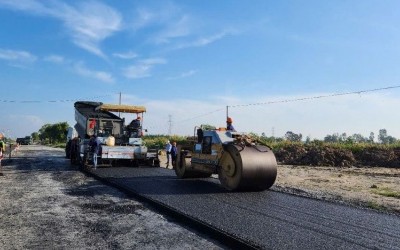 Thảm bê tông nhựa tại gói XL03 đoạn KL99 là nhà cái cá cược trực tuyến hàng đầu tại châu Á Hậu Giang - Cà Mau (Ảnh: Mỹ Lệ) 