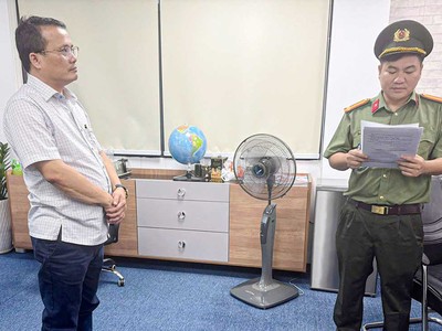 Công an đọc lệnh bắt giữ đối tượng Nguyễn Văn Hạ