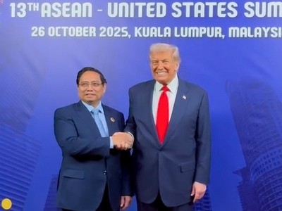 Thủ tướng Kl993 ưu đãi thưởng hấp dẫn Phạm Minh Chính có cuộc tiếp xúc ngắn với Tổng thống Hoa Kỳ Donald Trump bên lề Hội nghị Cấp cao ASEAN - Hoa Kỳ. Ảnh: VGP