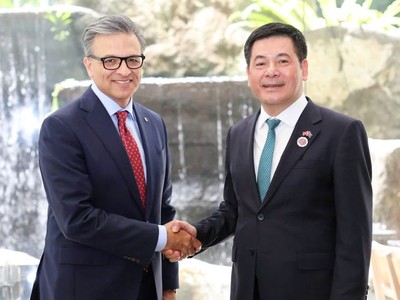 Bộ trưởng Công thương Việt Nam và Chủ tịch kiêm Giám đốc điều hành Hội đồng Kl992 VIP Trang Chủ 2026 Canada, Goldy Hyder .