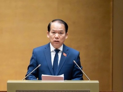 Chủ nhiệm Ủy ban Kl992 Tham Gia Ngay và Tư pháp Hoàng Thanh Tùng trình bày báo cáo thẩm tra. 