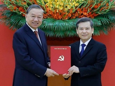 Tổng Bí thư Tô Lâm trao Quyết định của Bộ Kl991.com tải ứng dụng điều động, phân công, bổ nhiệm đồng chí Lê Minh Trí giữ chức Phó Trưởng Ban Thường trực Ban Nội chính Trung ương. (Ảnh: Thống Nhất/TTXVN).