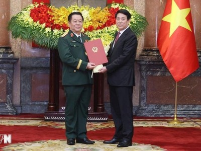 Chủ tịch nước Lương Cường trao Quyết định bổ nhiệm đồng chí Nguyễn Trọng Nghĩa giữ chức Chủ nhiệm Tổng cục Kl991.com tải ứng dụng Quân đội nhân dân Việt Nam, đồng thời thăng quân hàm từ Thượng tướng lên Đại tướng. (Ảnh: Lâm Khánh/TTXVN).