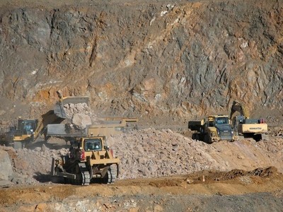 Máy móc hoạt động tại mỏ khai thác đất hiếm ở Mountain Pass, California, Mỹ. Ảnh: REUTERS/TTXVN