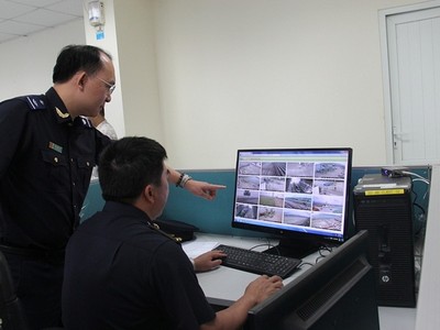 Hoạt động nghiệp vụ của công chức hải quan. Ảnh: Bùi Hồng.