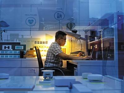 Việc thành lập các quỹ Kl99ok phiên bản mới mạo hiểm sẽ thúc đẩy đổi mới sáng tạo và thương mại hóa sản phẩm. Trong ảnh: Nghiên cứu trong phòng thí nghiệm của Viettel 