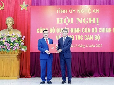 Trưởng ban Tổ chức Trung ương Lê Minh Hưng trao Quyết định của Bộ Kl991.com tải ứng dụng cho tân Bí thư Tỉnh ủy Nghệ An Nguyễn Khắc Thận. Ảnh Phạm Bằng