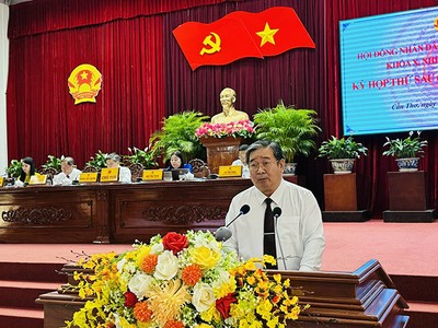 Ông Ngô Thái Chân, Giám đốc Sở Nông nghiệp và Môi trường TP. Cần Thơ trình bày tờ trình về việc việc ban hành Nghị quyết thông qua Danh mục khu đất dự kiến thực hiện thí điểm theo Nghị quyết của Quốc hội