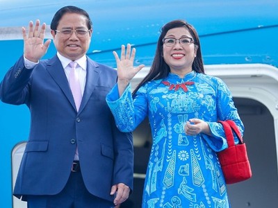 Thủ tướng Kl993 ưu đãi thưởng hấp dẫn Phạm Minh Chính cùng Phu nhân. (Ảnh: VGP)