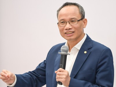 TS. Cấn Văn Lực.