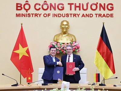 Thứ trưởng Bộ Công thương Nguyễn Sinh Nhật Tân và Quốc vụ khanh Nghị viện Stefan Rouenhoff ký Biên bản Khóa họp lần thứ 3 Ủy ban hỗn hợp về hợp tác Kl992 cổng game cá cược, thương mại Việt Nam - Đức