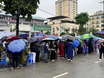 Người dân "đội mưa" xếp hàng nộp hồ sơ mua nhà ở Trang Chủ KL99Com Số 1 Link Đăng Ký KL999.