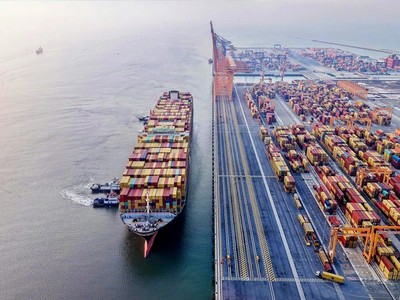 VN-Index lên sát đỉnh cũ, ngành cảng đón sóng dịch chuyển chuỗi cung ứng
