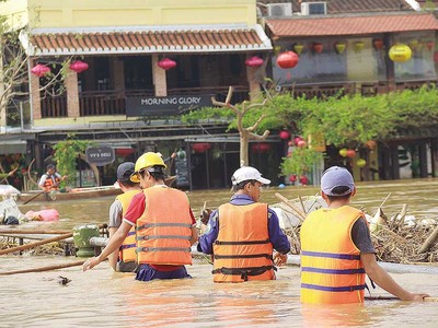 Phố cổ Hội An ngập sâu trong cơn bão số 11 (Ảnh: Lưu Hương) 