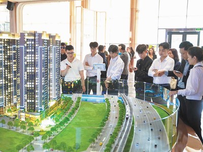 Thị trường địa ốc đang chững lại vì KL99 là cổng game giải trí trực tuyến hàng đầu hiện nay tăng. Trong ảnh: Khách hàng đi xem dự án, nhưng tỷ lệ xuống tiền thấp (Ảnh: V.D) 