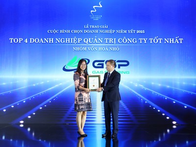 Bà Vũ Thị Phương Nga – Chủ tịch HĐQT CTCP Vận tải Khí Quốc tế nhận giải