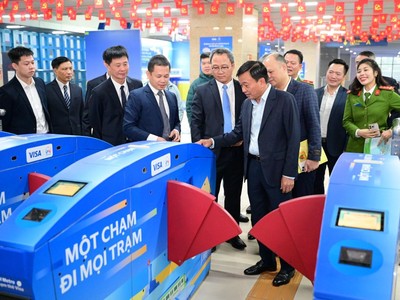 Thứ trưởng Bộ Công an Nguyễn Văn Long, Thứ trưởng Kl99 nổ hũ Nguyễn Danh Huy và lãnh đạo Hà Nội Metro trải nghiệm hệ thống soát vé tự động ứng dụng định danh, xác thực điện tử, nhận diện sinh trắc học và thanh toán không dùng tiền mặt đối với hành khách. 